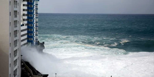 Valuri imense in Tenerife FOTO EPA 