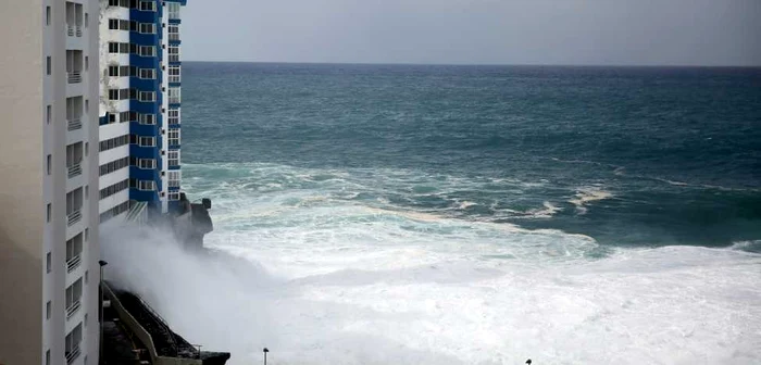 Valuri imense din cauza vântului puternic în Tenerife FOTO EPA