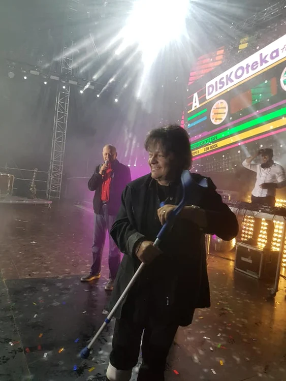 Când a ieșit de pe scenă, Leo Iorga a cerut să i se aducă "chitara". Se referea la cârjă.
