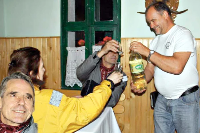 Artistul a vorbit cu turiştii aflaţi la pensiunea din Transilvania şi chiar a ciocnit un pahar de pălincă