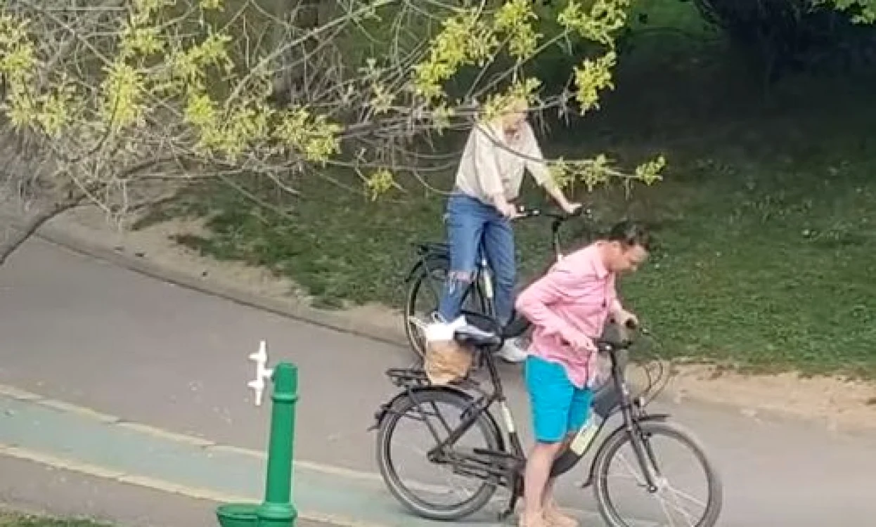 Robert Negoiţă, primarul Sectorului 3, în Parcul IOR cu bicicleta, deşi accesul este interzis pentru cetăţeni. Cum motivează prezenţa: era la muncă şi hrănea lebedele