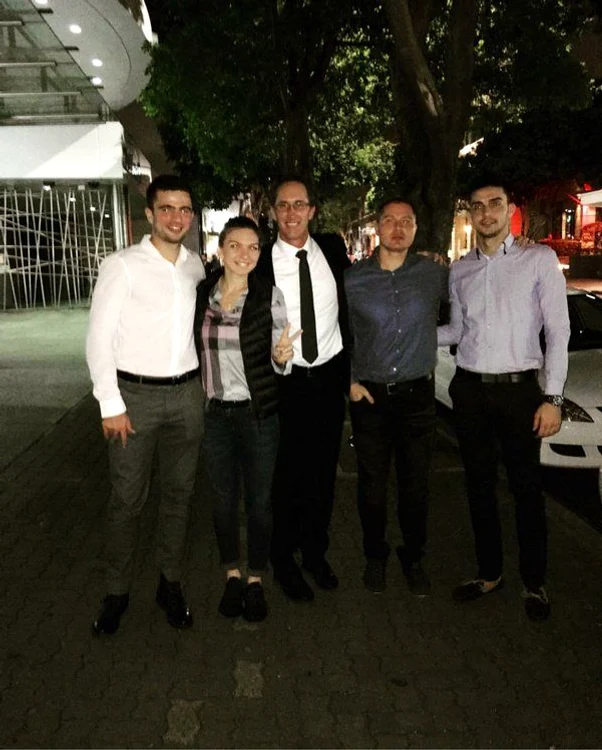 Simona Halep alaturi de Darren Cahill si echipa ei, in noaptea de Revelion la Brisbane