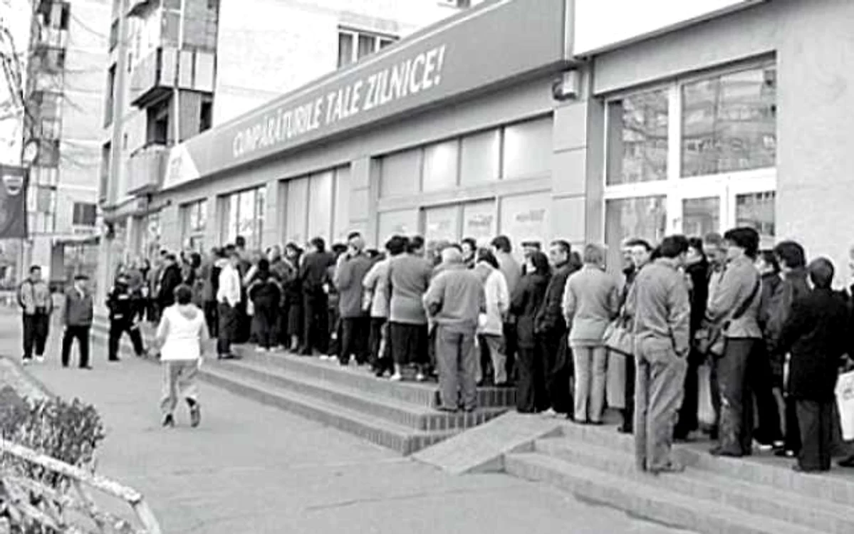 În Epoca de Aur românii stăteau la cozi interminabile pentru a face cumpărăturile modeste pentru Paşte FOTO provincianews.ro