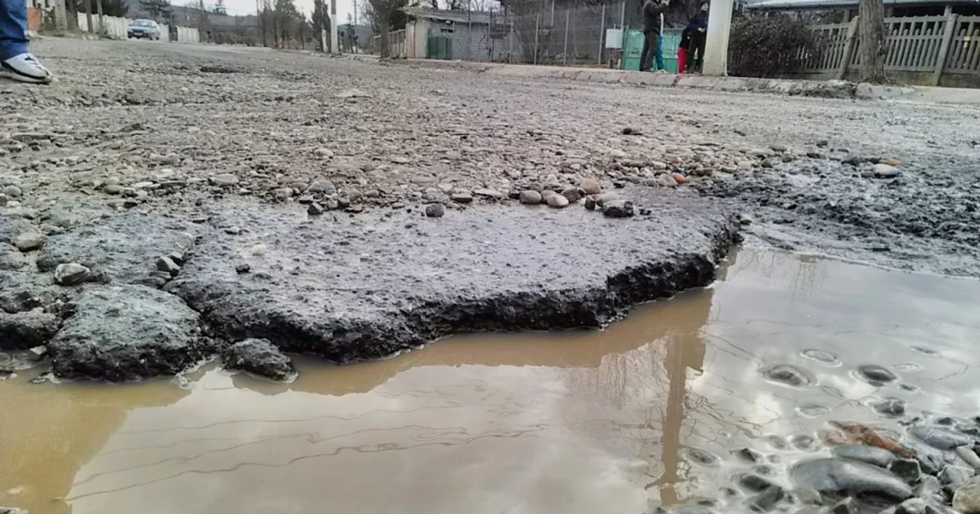 Starea jalnică în care se află Dn 71, care face legătura în Târgovişte şi Sinaia i-a făcut pe mai mulţi şoferi să semneze o petiţie online de scotere a tronsonului amintit din categoria "drum naţional"