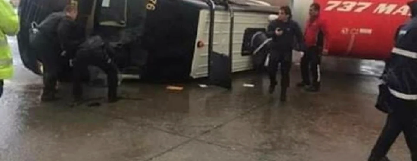 Maşină răsturnată pe aeroportul din Antalya FOTO captură severe-weather.eu