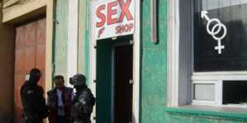 Anchetatorii au descins în forţă la Sex Shop Foto. Flavia Cistian