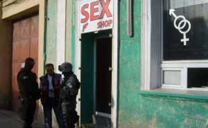 Anchetatorii au descins în forţă la Sex Shop Foto. Flavia Cistian