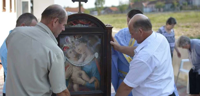 Localnicii din Scăiuş păstrează cu sfinţenie icoana Foto Mario Rupp