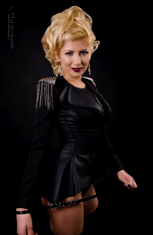 
    Adora  