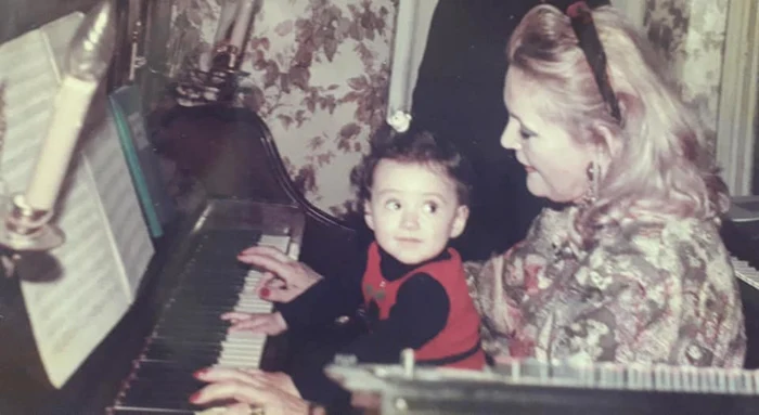 
    Zina şi Costin Dumitrescu au fost naşi de cununie pentru Mariana şi Horia Moculescu şi de botez pentru Nidiafoto: arhivă personală  