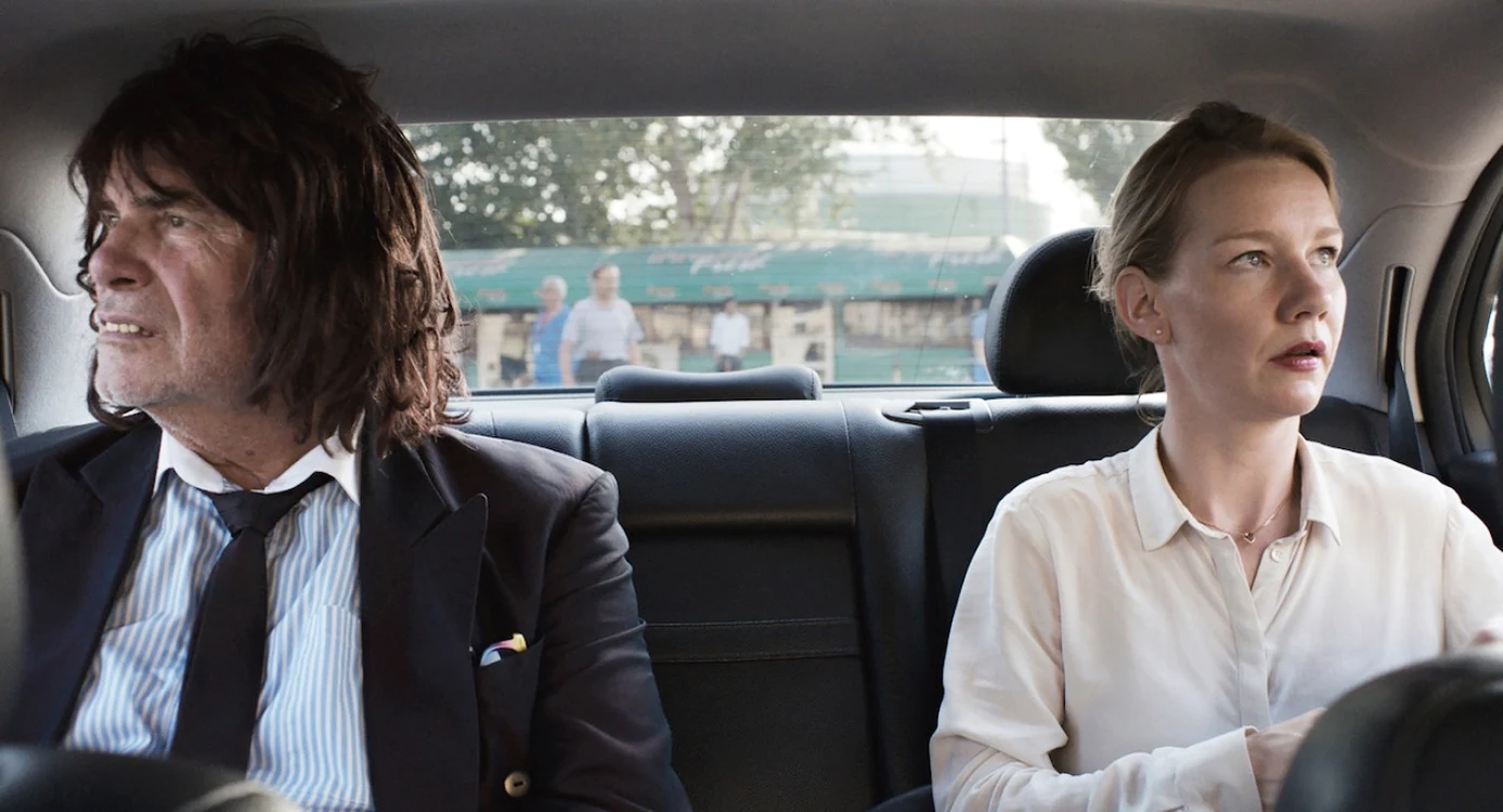 Peter Simonischek şi
Sandra Hüller, în filmul „Toni Erdmann“