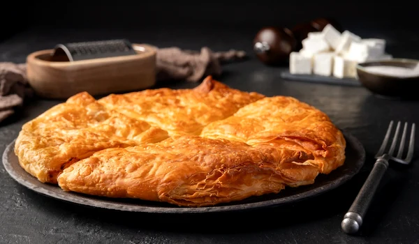 Placinta cu branza  Sursa foto shutterstock 2417697867 jpg