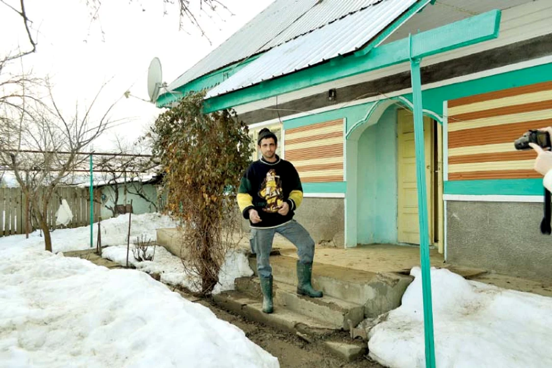 
    Costel Zgheran lucrează  cu ziua la o fermă din judeţul  Bacău şi câştigă 20-40 de lei (fotografii: Olimpia Filip/Florin Jbanca)  