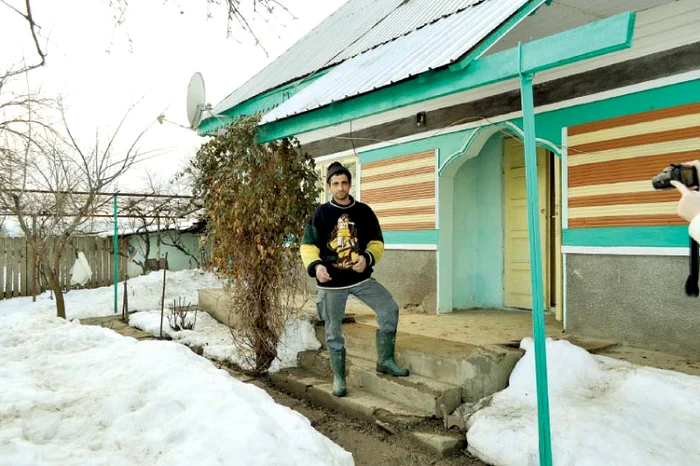 
    Costel Zgheran lucrează  cu ziua la o fermă din judeţul  Bacău şi câştigă 20-40 de lei (fotografii: Olimpia Filip/Florin Jbanca)  