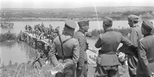 Armata Română trece Prutul FOTO bundesarchiv