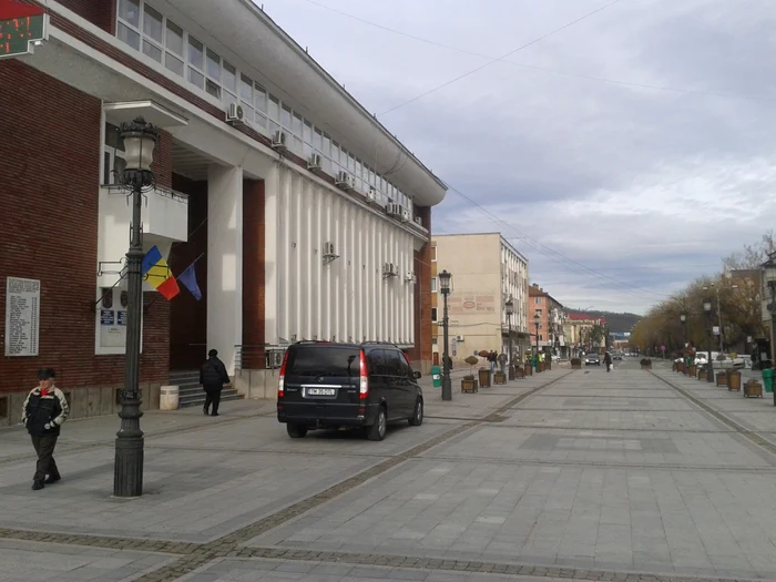 Cu maşina în Piaţa 1 Decembrie 1918, un spaţiu exclusiv pietonal FOTO CRISTIAN FRANŢ