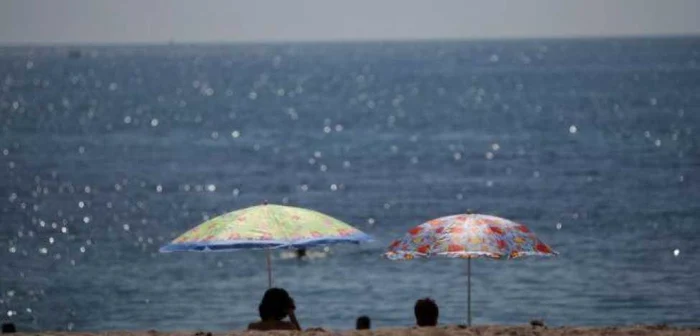 Primii turişti la mare FOTO Adevărul Constanţa