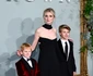 Elizabeth Debicki alături de actorii care îi joacă pe Harry și William
