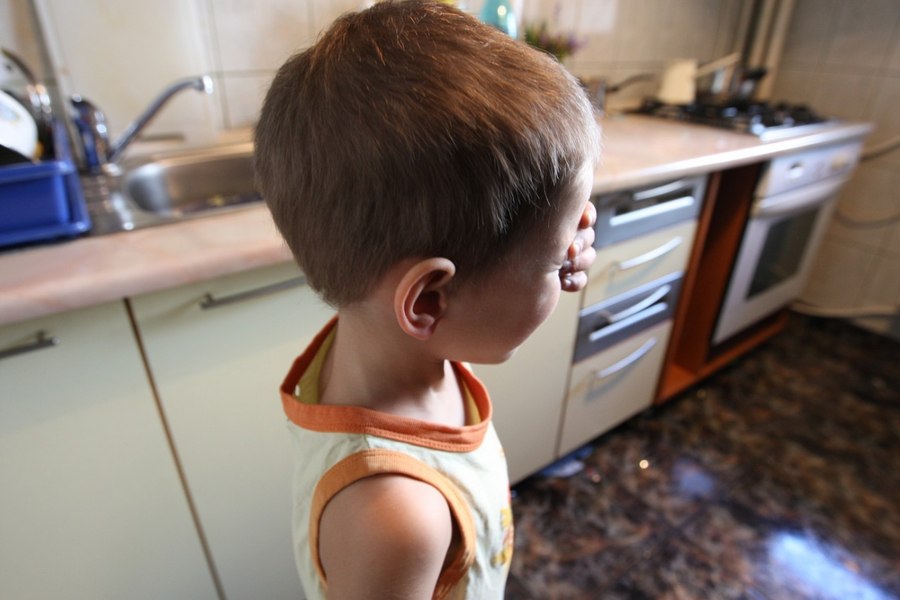 Ce simt copiii când sunt bătuți de părinți. Răspuns șocant din partea unui psiholog: „Umilința este aceeași ca în cazul unui viol”