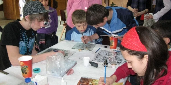 Elevii au învăţat astăzi tainele picturii icoanelor pe sticlă