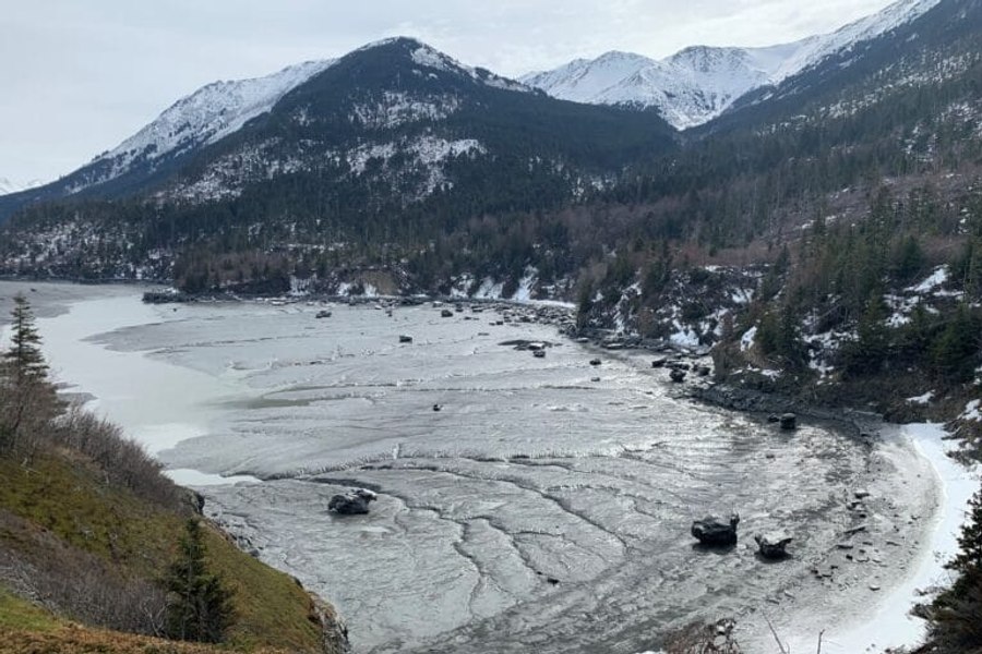 Moarte stupidă. Tânăr blocat până la brâu în noroiul din Alaska, înghițit complet de mareea care a tot crescut