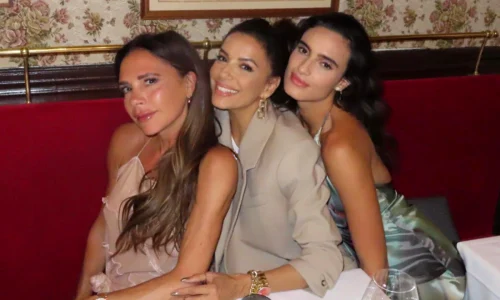 Victoria Beckham și Eva Longoria s-au distrat la Paris