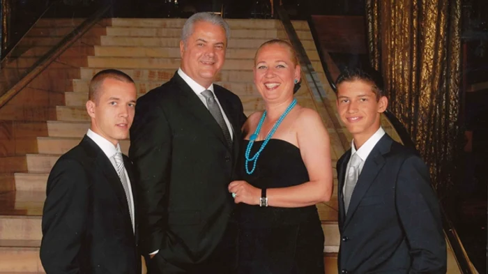 Fostul premier, alături de soţie şi de cei doi copii