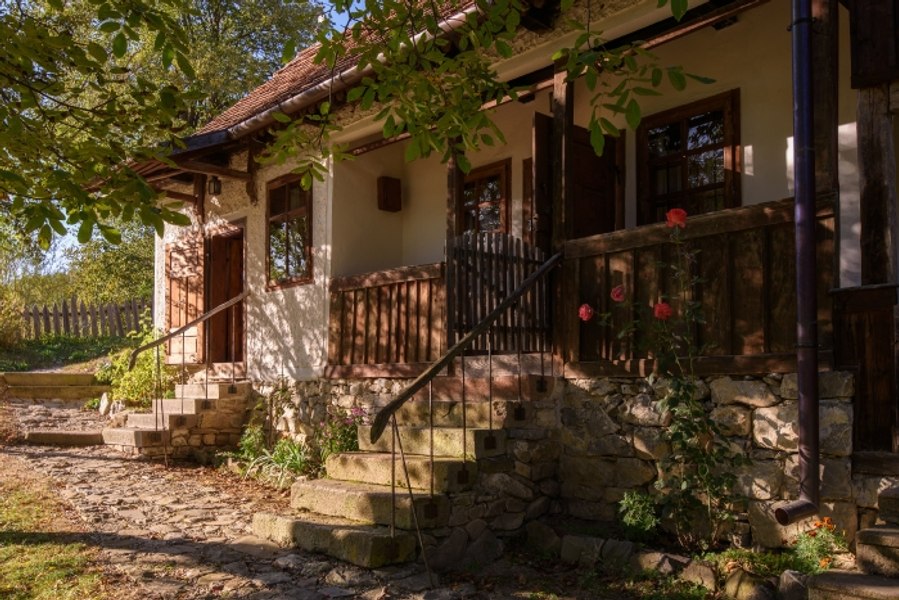 Sejur în casa Regelui Charles din Valea Zălanului. Cât costă să dormi în patul regal și cum arată proprietatea FOTO