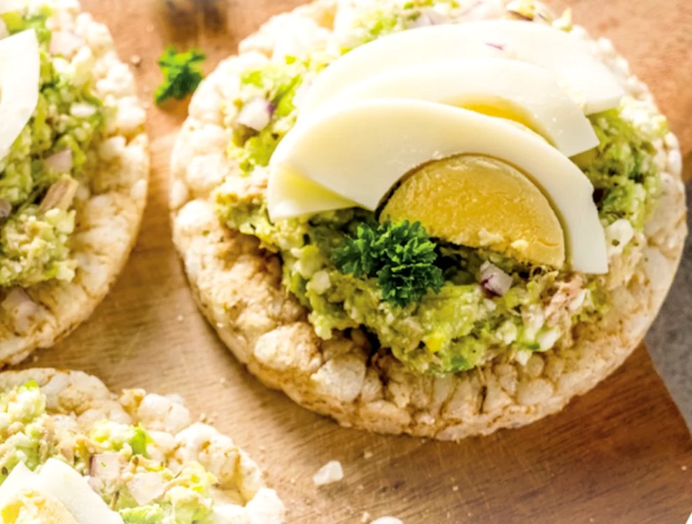 Salată aperitiv delicioasă cu ton, avocado și ouă