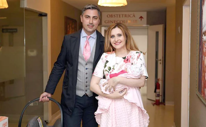 
    Alexandru şi  Alina organizează  un chef de pomină  după creştinarea  Anei Raisa  