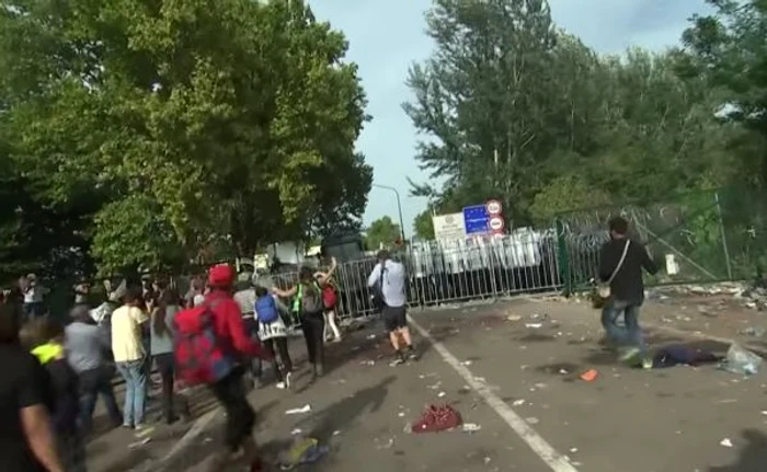 
    Autoritățile ungare au încercat să-i îndepărteze pe refugiați cu bastoane, gaze lacrimogene și tunuri de apăfoto: captură video  