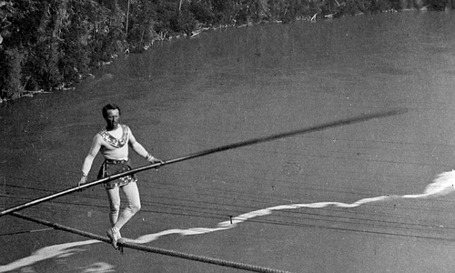 30 iunie: Francezul Charles Blondin traversează cascada Niagara pe o funie jpeg