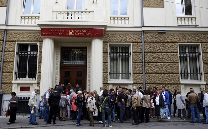 Clienţii Corpbank au încercat să-şi scoată imediat banii din conturile Corpbank. FOTO Reuters