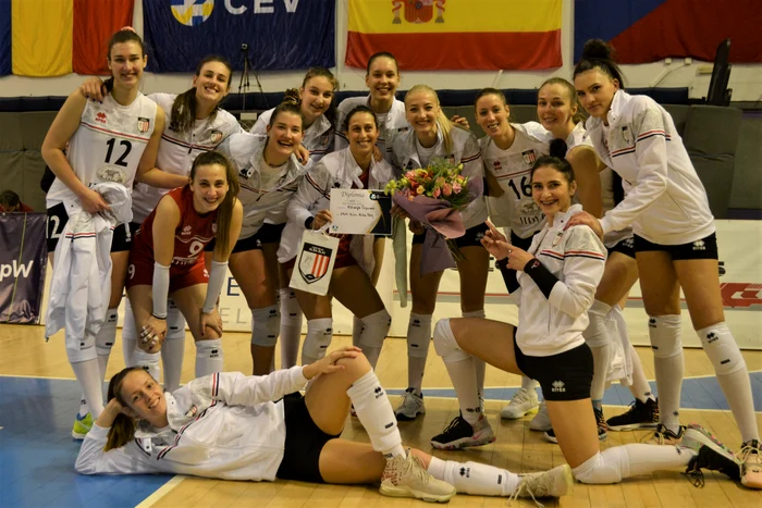 
    Voleibalistele de la Blaj se bucură după o victorieFoto: CEV  