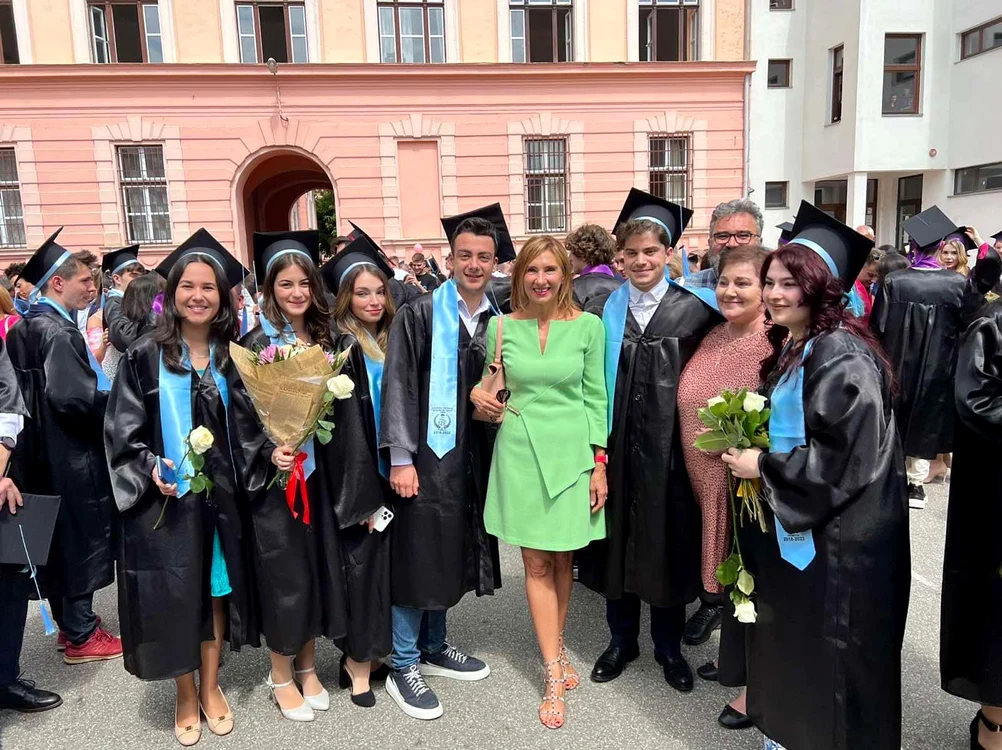 Carmen Iohannis diriginta clasa a XIIa grupa de elevi final de an Sibiu  (3) jpg