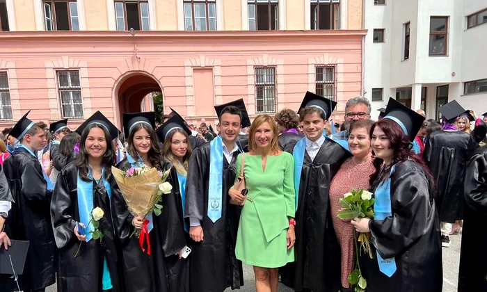 Carmen Iohannis diriginta clasa a XIIa grupa de elevi final de an Sibiu  (3) jpg