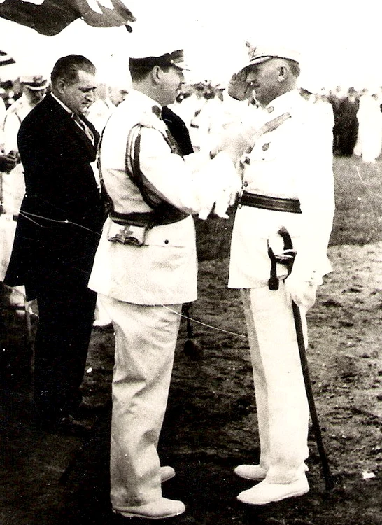 Decorat de Carol al II-lea de Ziua Aviaţiei, 1936