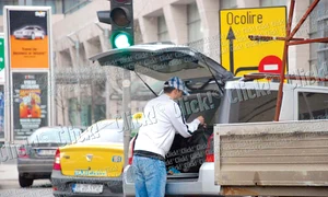 Ajuns la maşină, Negru  aruncă în portbagaj  cumpărăturile de sute de euro jpeg