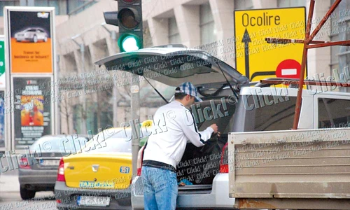 Ajuns la maşină, Negru  aruncă în portbagaj  cumpărăturile de sute de euro jpeg