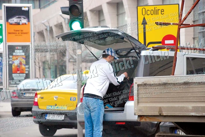 Ajuns la maşină, Negru aruncă în portbagaj cumpărăturile de sute de euro