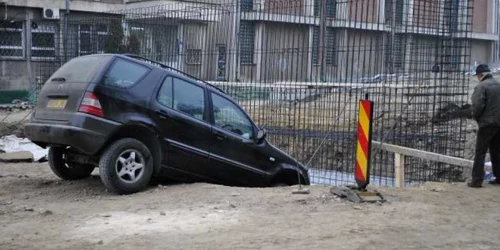 Oamenii legii trebuie să stabilească cum a ajuns autoturismul în şanţ