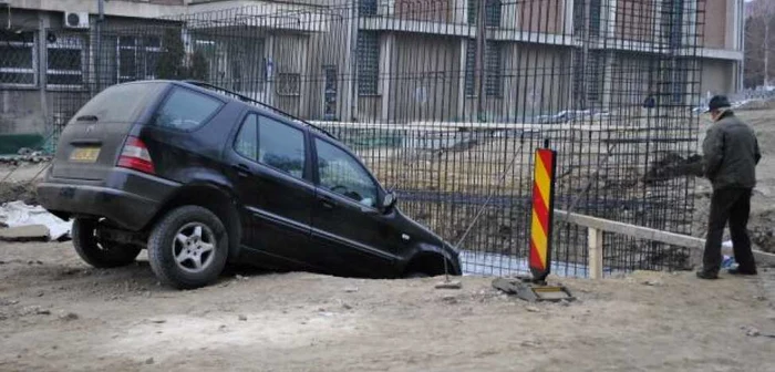 Oamenii legii trebuie să stabilească cum a ajuns autoturismul în şanţ