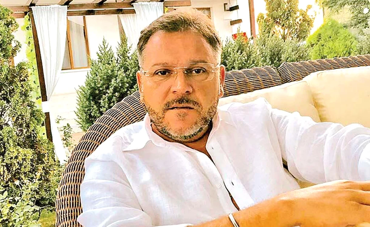 
    Ovidiu Komornyik  (50 de  ani) s-a pozat  recent în curtea hotelului  său din Vama Veche  