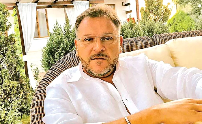 Ovidiu Komornyik (50 de ani) s-a pozat recent în curtea hotelului său din Vama Veche