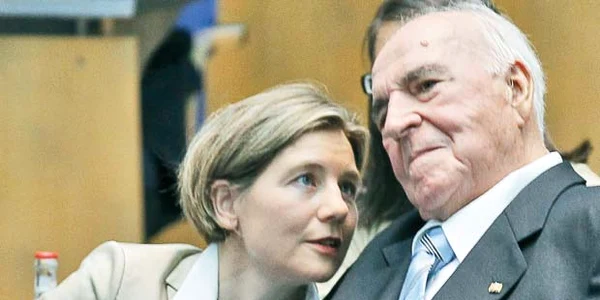 Helmut Kohl, în scaun  cu rotile, şi cea de-a doua soţie, Maike Kohl Richter