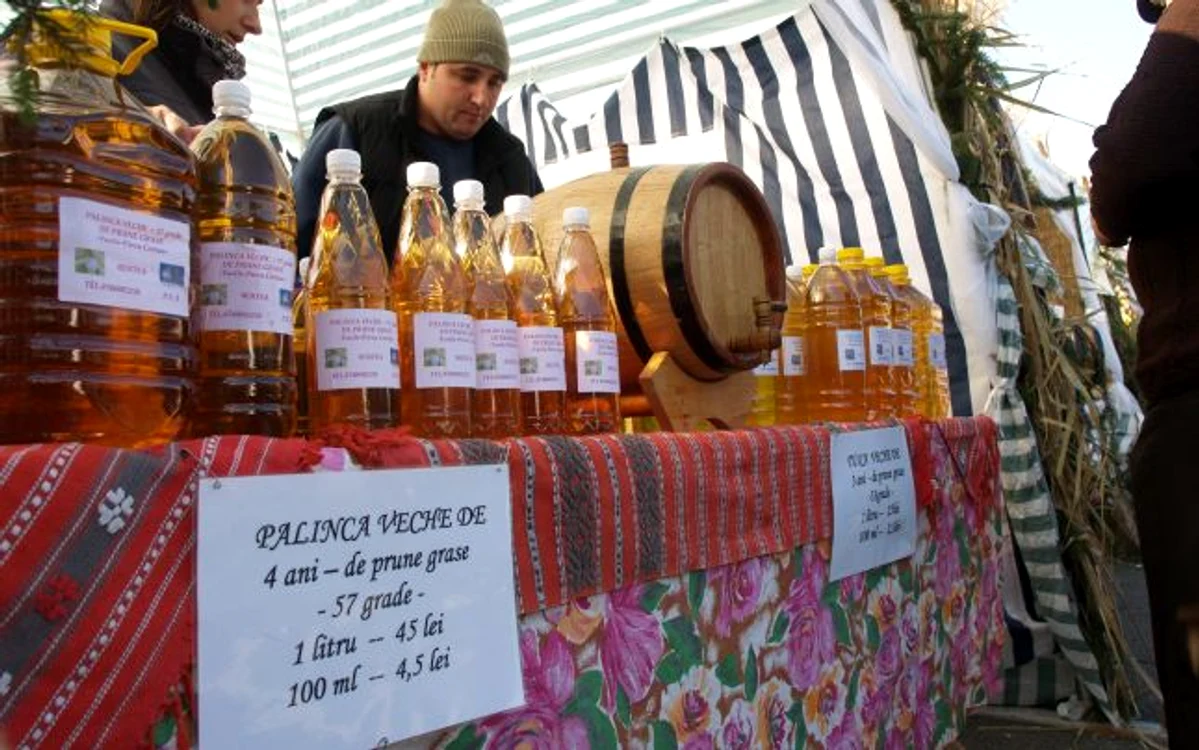 Palinca este un produs nelipsit de la târgurile tradiţionale