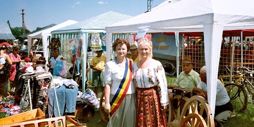 Veronica Ioniţă (stânga), la Târgul Meşteşugarilor