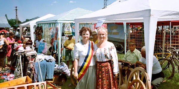 Veronica Ioniţă (stânga), la Târgul Meşteşugarilor