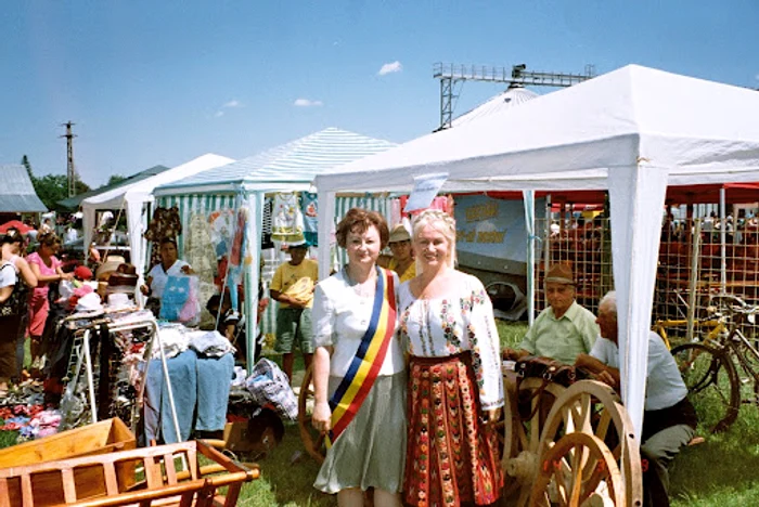 Veronica Ioniţă (stânga), la Târgul Meşteşugarilor