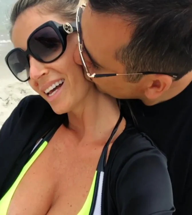 
    Cântăreața se simte fericită în brațele bărbatului cu care are doi copii  